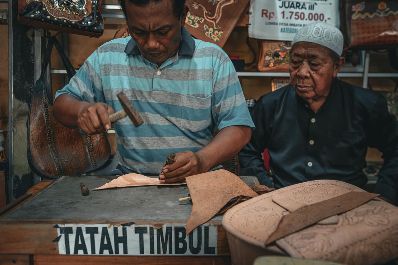 Kerajinan Kulit Desa Manding: Tempat Tersendiri Untuk Teknik Tradisional