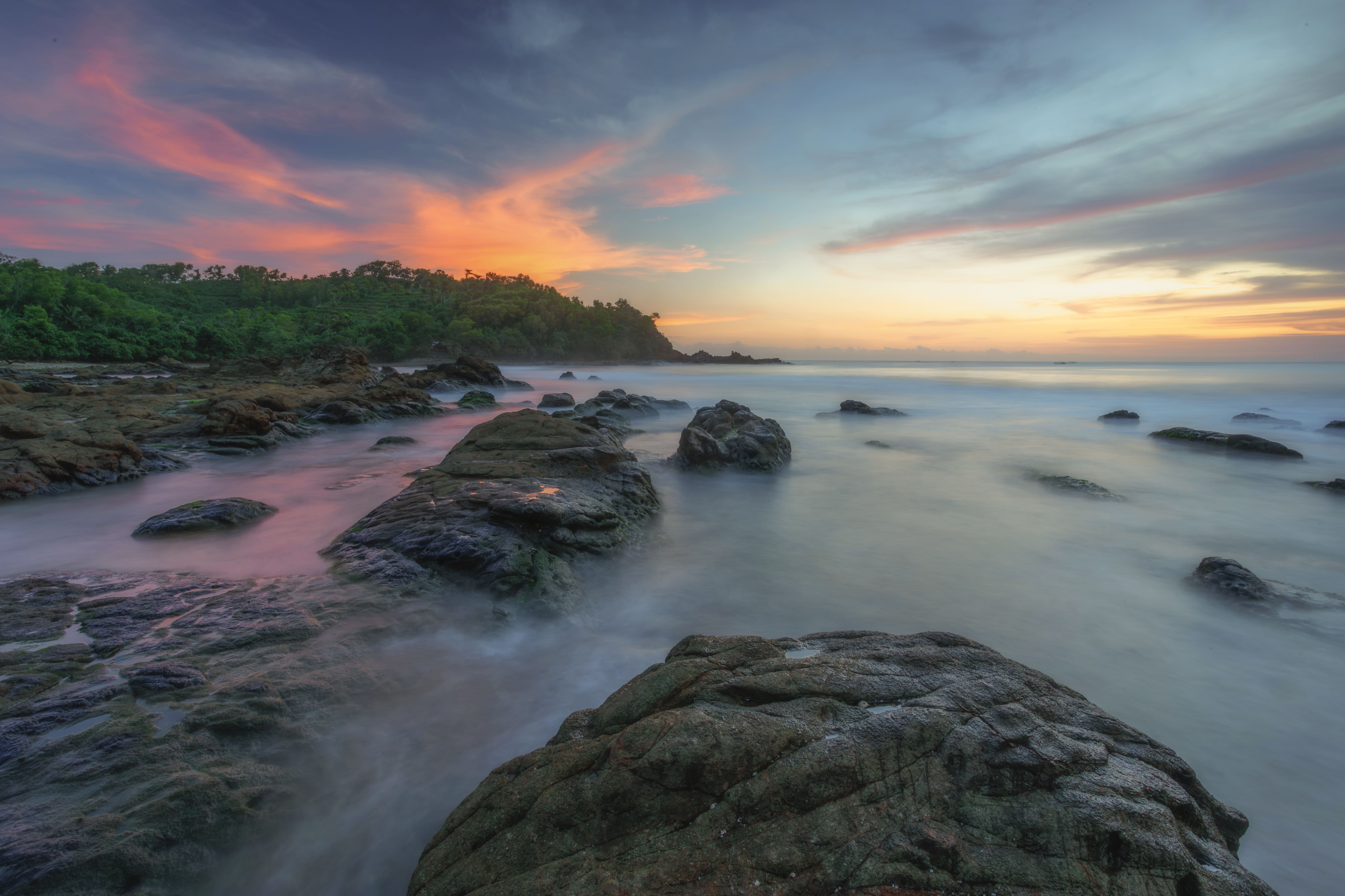 Ombak Berdebur, Menyambut Daratan Disinari Cahaya Pagi di Pantai Wediombo