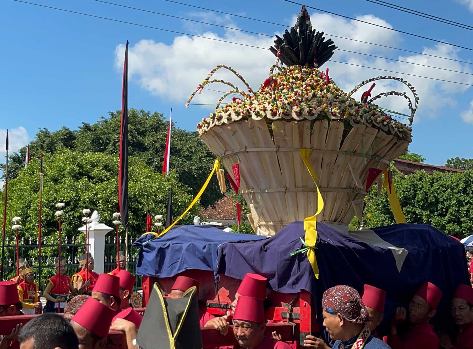 Sedekah Sang Sultan: Gunungan Estri dalam Iring-iringan Prajurit pada Perayaan Garebeg